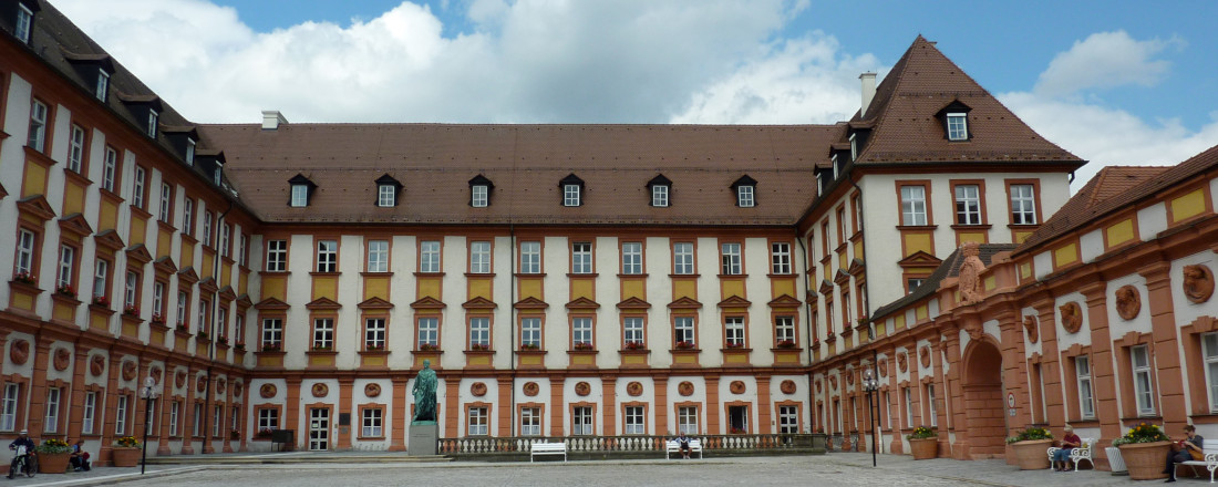 [old residence of the margravines "Altes Schloss", nowadays the tax office]